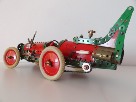 3 kettingen die via tandwielen zorgen voor het 'motorgeluid'.