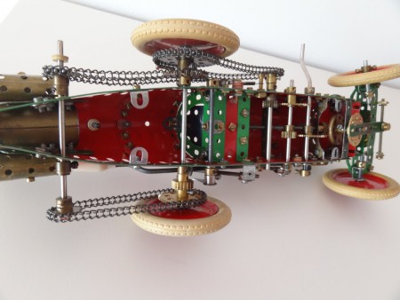 Ook met werkend stuursysteem, eveneens via tanwielen.